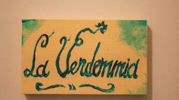 Een houten bord met de tekst 'La Verdarmid' in groene letters.