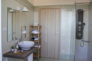 Double Room (La Mietitura) | Bilik Mandi | Pancuran mandi, tuala disediakan, sabun, tisu tandas 