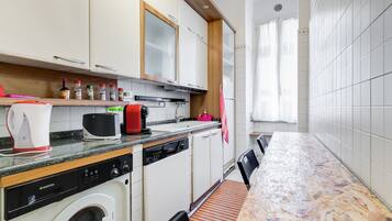 KĂŒhlschrank, Mikrowelle, Ofen, Herdplatte