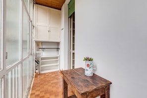 A narrow hallway with a wooden bench and a potted plant. - Fatha's home sweet home holiday home (Roma)