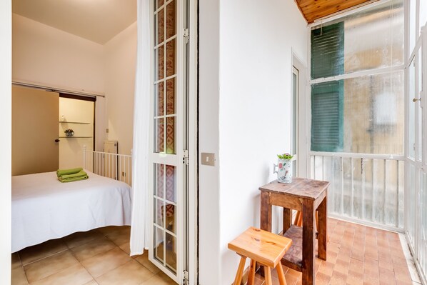 A room with a bed, a small table, and a window with a view. - Fatha's home sweet home holiday home (Roma)