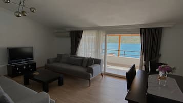 Exclusive Apartment, 2 Bedrooms, Lanai, Sea View | Living area