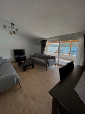 เอ็กซ์คลูซีฟอพาร์ทเมนท์, 2 ห้องนอน, ระเบียง, วิวทะเล | บริเวณนั่งเล่น