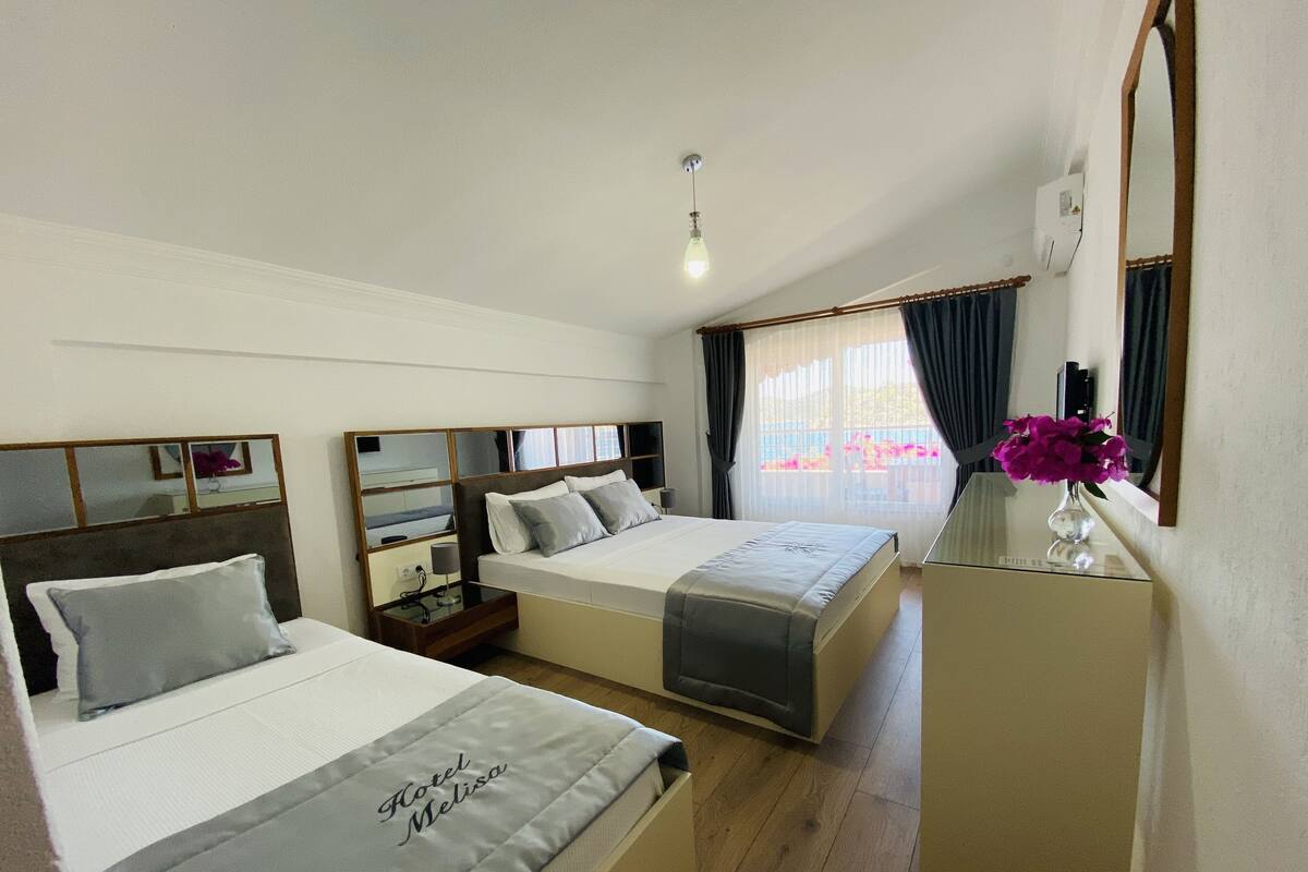 Triple Room, Sea View | Soundproofing, WiFi (free), bed sheets