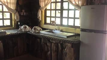 Cabana | Cozinha privada | Micro-ondas, cafeteira/chaleira, talheres/pratos/utensílios de cozinha