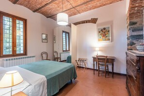 1 camera, una scrivania, ferro/asse da stiro, culla da viaggio