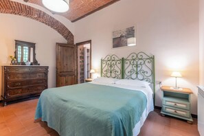 1 dormitori, escriptori i planxa i posts de planxar