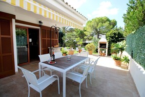 Outdoor dining - MARGARITA · Aircon, wifi, terrace, garden, 150m from the beach (Muro)