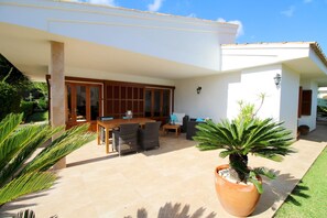 Outdoor dining - MARGARITA · Aircon, wifi, terrace, garden, 150m from the beach (Muro)