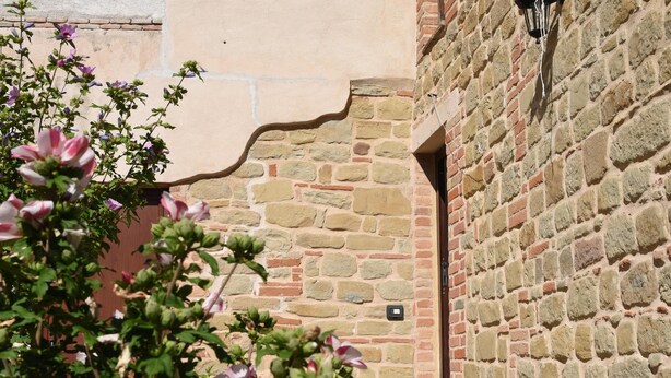 A stone building with a tiled roof and a small door. - Vacation Home Il Rigattiere private pool, nature, absolute relaxation (Gualdo, Macerata)