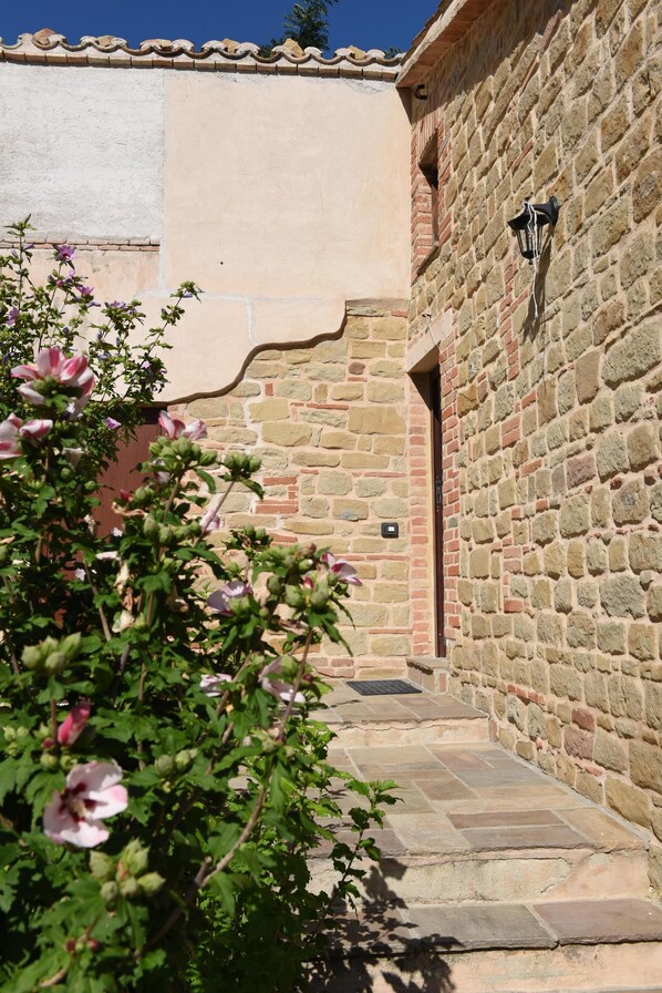 Exterior detail - Vacation Home Il Rigattiere private pool, nature, absolute relaxation (Gualdo, Macerata)