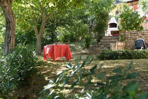 Outdoor dining - Vacation Home Il Rigattiere private pool, nature, absolute relaxation (Gualdo, Macerata)