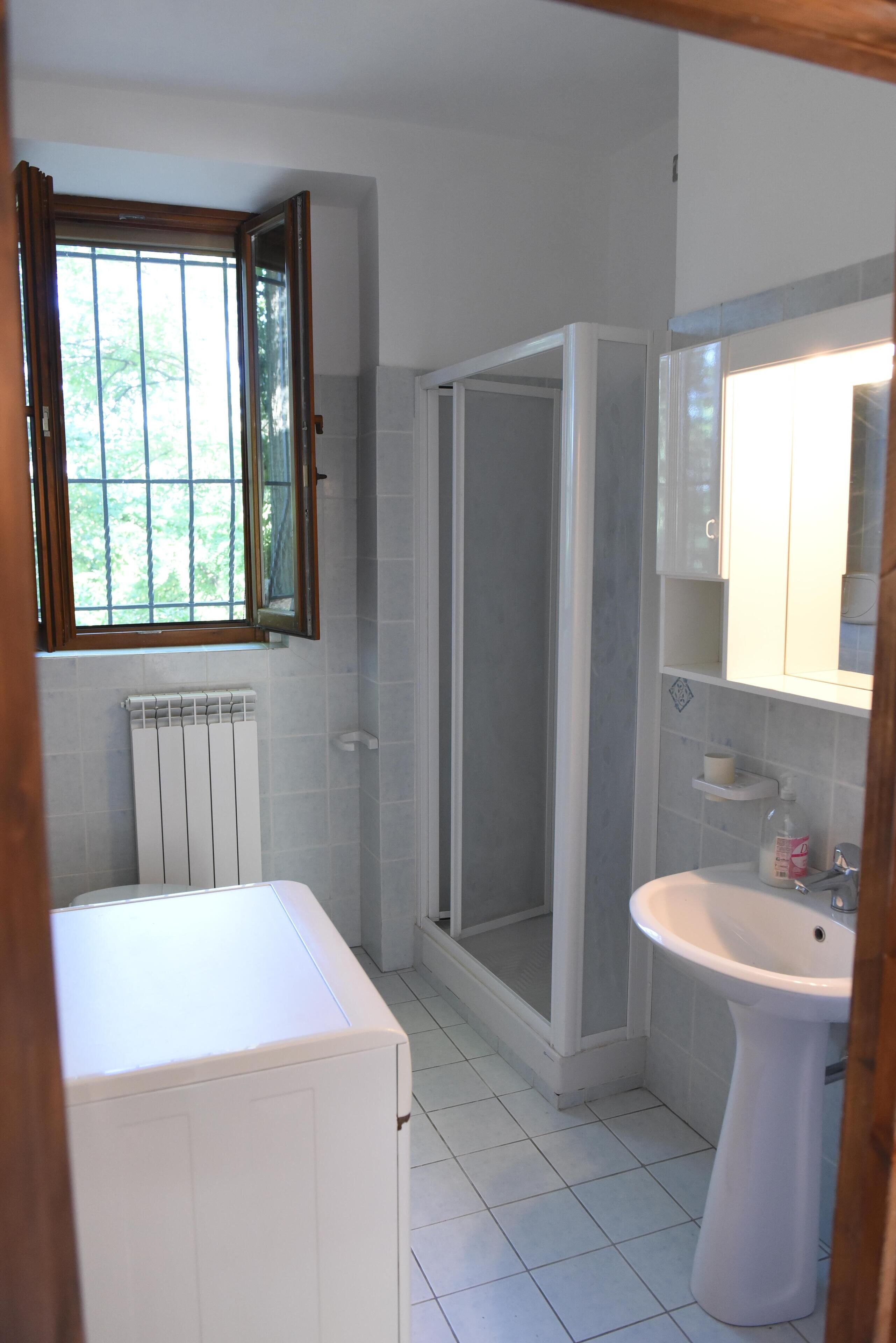 Douche, sèche-cheveux, bidet, serviettes fournies