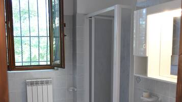Douche, sĂšche-cheveux, bidet, serviettes fournies