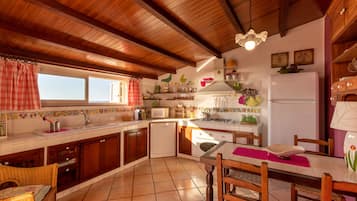 JÀÀkaappi, mikroaaltouuni, uuni, astianpesukone