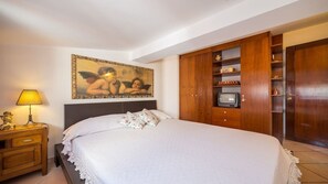 2 chambres, coffres-forts dans les chambres, bureau