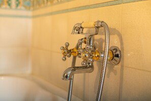 Een bad, een haardroger, een bidet, handdoeken