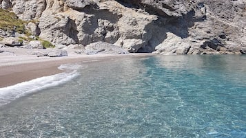 PĂ„ stranden och solstolar