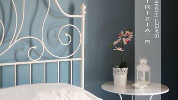 2 makuuhuonetta, tallelokero huoneessa, työpöytÀ, silitysrauta/-lauta