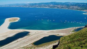 En la playa, sillas reclinables de playa