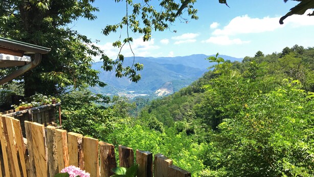 A wooden fence with a view of a valley and mountains in the background. - Casa Afra, nestled in the peaceful hills near Lucca, with breathtaking views (Pescaglia)