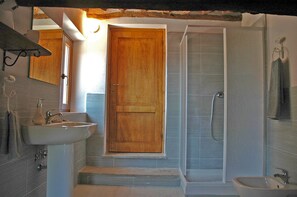 Douche, sèche-cheveux, bidet, serviettes fournies