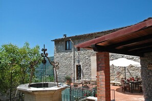 Outdoor dining - Casa Afra on quiet hills near Lucca and with an amazing view (Pescaglia)