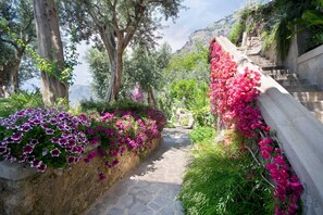 Property grounds - Waterfront Luxury Villa on the Amalfi Coast, Fully staffed, All-inclusive (Praiano)