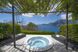 Outdoor spa tub - Waterfront Luxury Villa on the Amalfi Coast, Fully staffed, All-inclusive (Praiano)