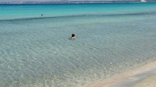 A beach with clear turquoise water and a person swimming. - Casa PORTATERRA, Antica Dimora for a peaceful stay in the heart of Salento (Scorrano)