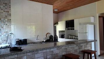 Geladeira, cooktop, cafeteira/chaleira, torradeira