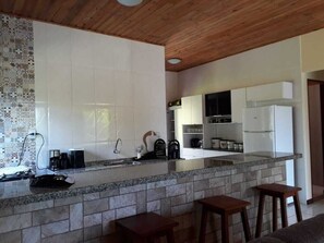 Frigorífico, placa de cocina, cafetera o tetera y tostadora