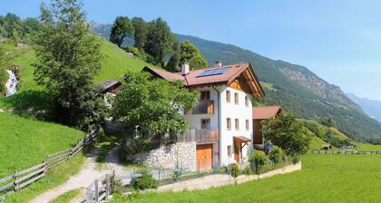 APP. 3 AUHAUS Wohnung mit Wiese und Brünnlein für 2 Personen max. 4 Personen