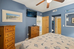 2 bedrooms, desk, iron/ironing board, WiFi