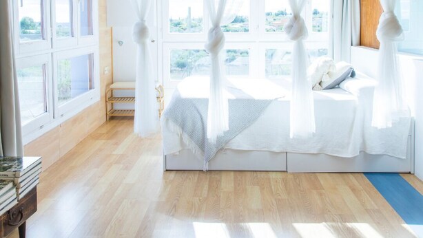 A bedroom with a bed, white curtains, and large windows. - Solano Penthouse – Los Cuatro Vientos Rural Retreat (Moratalla)