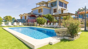 A two-story house with a swimming pool, outdoor seating, and a covered patio area. - Solano Penthouse – Los Cuatro Vientos Rural Retreat (Moratalla)