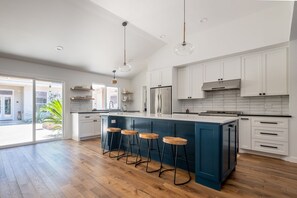 冰箱、微波炉、烤箱、炉灶