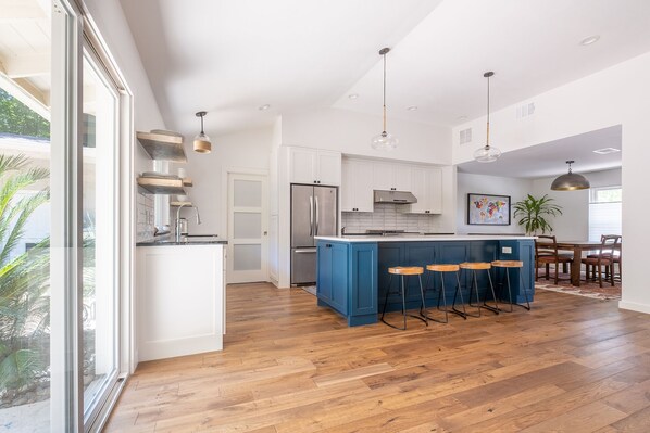 冰箱、微波炉、烤箱、炉灶