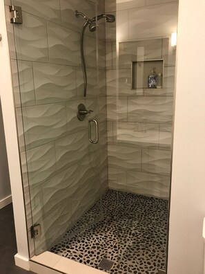 Ensemble baignoire-douche, baignoire à remous, séchoir à cheveux
