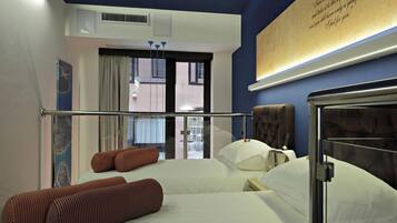 Caja de seguridad en la habitación y tabla de planchar con plancha