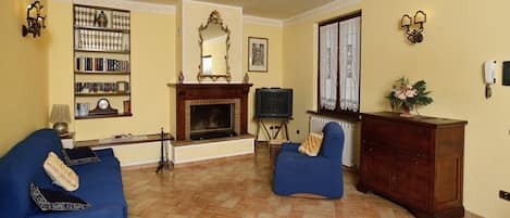 Smart TV, fireplace, ping pong, books