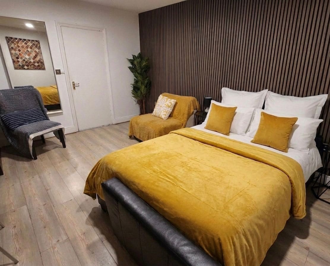 Una camera da letto con un letto, una sedia, una porta e una pianta.