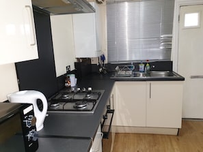 Appartamento Comfort (1, next to tube station) | Cucina privata | Frigorifero, microonde, macchina per tè/caffè, bollitore elettrico