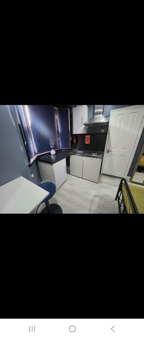 디럭스 스튜디오 (2, next to tube station) | 1 개의 침실, 고급 침구, 각각 다른 스타일의 인테리어, 각각 다르게 가구 비치