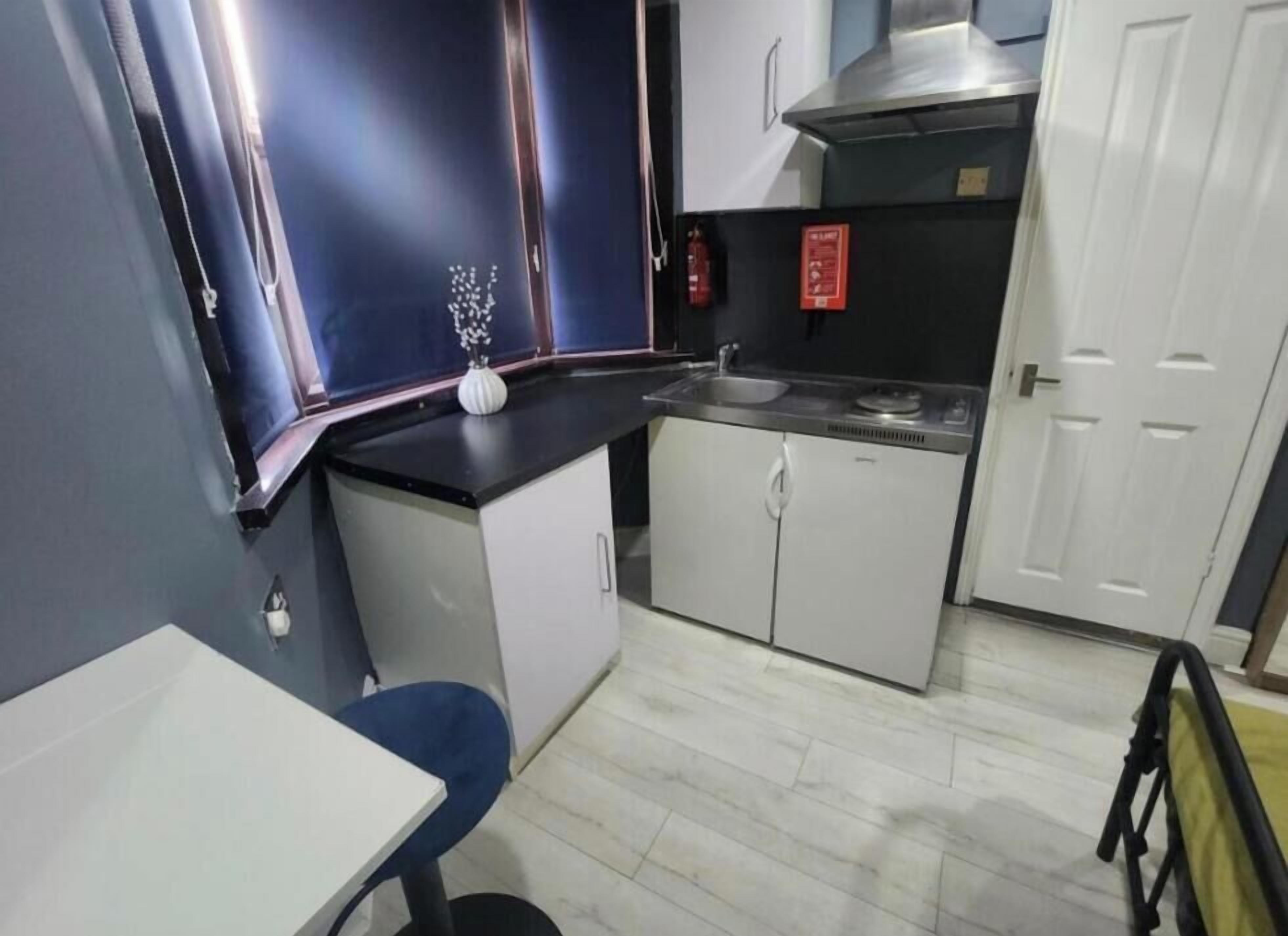 Studio – deluxe (2, next to tube station) | Eget kjøkken | Kjøleskap, mikrobølgeovn, kaffetrakter/tekoker og vannkoker