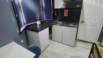 Studio Deluks (2, next to tube station) | Dapur pribadi | Lemari es, microwave, mesin pembuat kopi/teh, dan ketel listrik