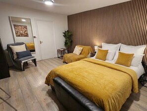 Premium bedding, individually decorated, individually furnished, desk - Dodi Apartments (London)