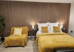 Premium bedding, individually decorated, individually furnished, desk - Dodi Apartments (London)