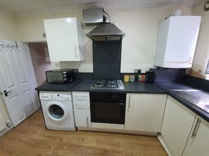 Fridge, microwave, stovetop, coffee/tea maker - Dodi Apartments (London)