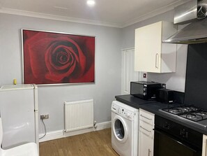 Appartamento Comfort (1, next to tube station) | Cucina privata | Frigorifero, microonde, macchina per tè/caffè, bollitore elettrico